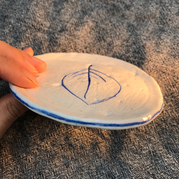 竹土石山 chuhsienearth 13 石山系列 「葉之靛」小盤 漬物碟  擺飾 器皿 葉子 自然 瓷器 禮物 藍色 第4張的照片