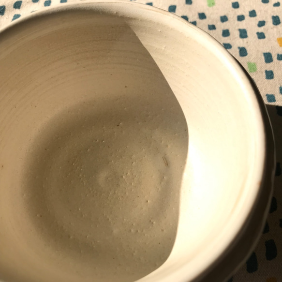 「半白」竹土石山 竹土系列 咖啡杯 馬克杯 禮物 器皿 擁抱 白色 一半 相伴 把手 奶油色 輕鬆  溫暖 第4張的照片
