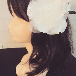 髪飾りAliceオーガンジー大輪の白いバラ　和装、卒業式　パーティー 1枚目の画像