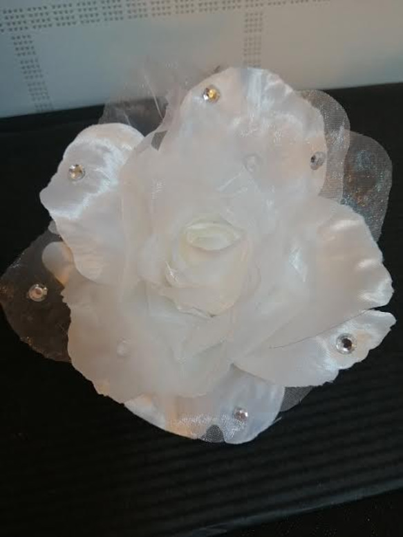 髪飾りAliceオーガンジー大輪の白いバラ　和装、卒業式　パーティー 2枚目の画像