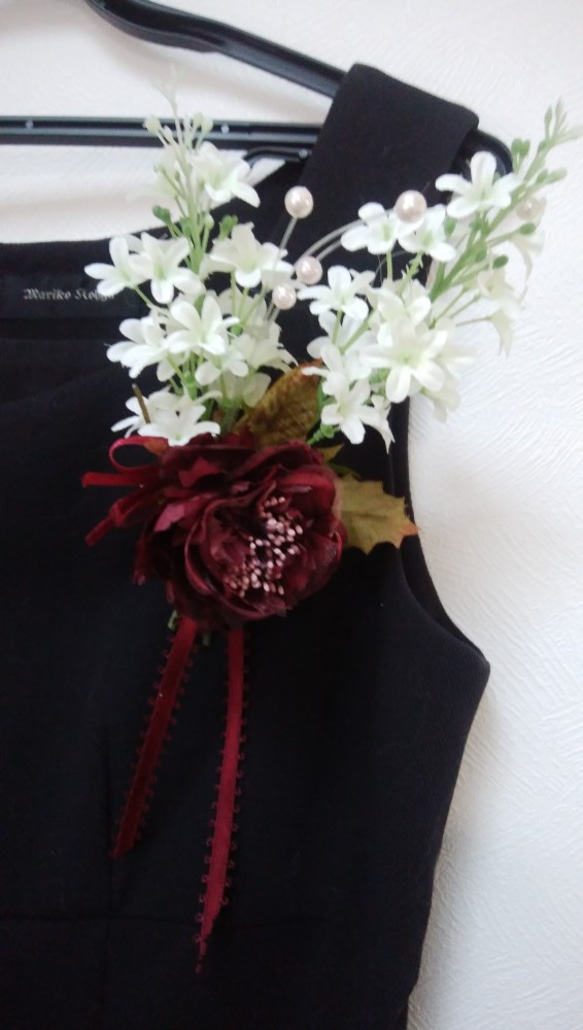 コサージュ　白のライラック　バーガンディーの薔薇　真珠スプレイ結婚式　成人式　卒業入学式　パーティー 1枚目の画像