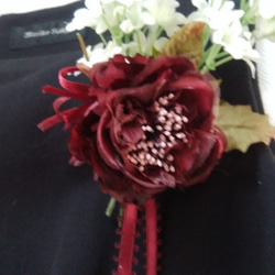コサージュ　白のライラック　バーガンディーの薔薇　真珠スプレイ結婚式　成人式　卒業入学式　パーティー 3枚目の画像