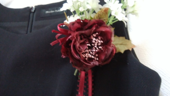 コサージュ　白のライラック　バーガンディーの薔薇　真珠スプレイ結婚式　成人式　卒業入学式　パーティー 3枚目の画像