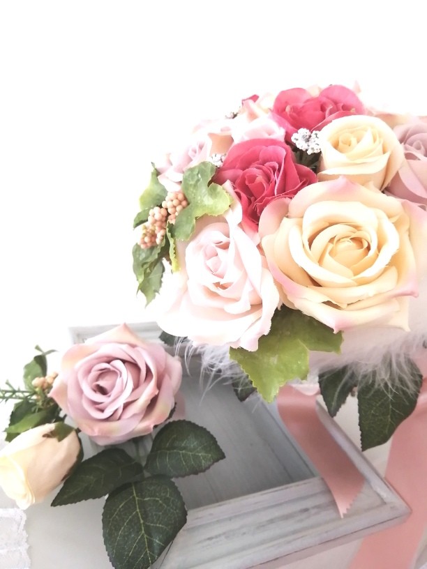 ロマンチックブーケ♪　ブートニア付き　モーブピンク　クラッチ　フェザー　薔薇、ライスフラワー　他