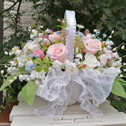 Weddingスズラン（アート）とﾌﾟﾘｻﾞｰﾌﾞﾄﾞの薔薇のバスケットブーケ　ブートニア付き　結婚　インテリア 1枚目の画像