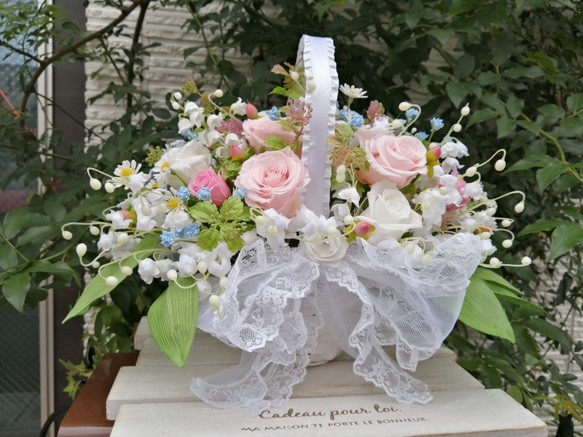 Weddingスズラン（アート）とﾌﾟﾘｻﾞｰﾌﾞﾄﾞの薔薇のバスケットブーケ　ブートニア付き　結婚　インテリア 1枚目の画像