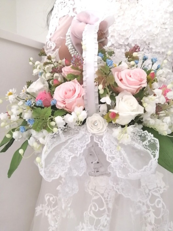 Weddingスズラン（アート）とﾌﾟﾘｻﾞｰﾌﾞﾄﾞの薔薇のバスケットブーケ　ブートニア付き　結婚　インテリア 2枚目の画像