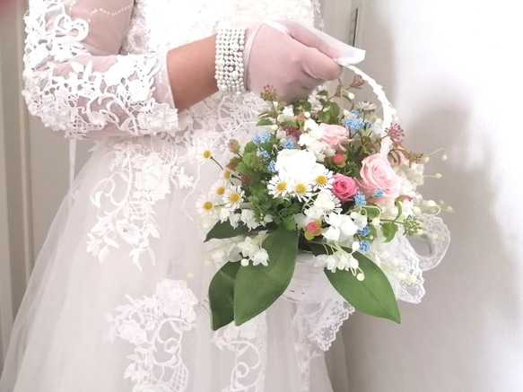 Weddingスズラン（アート）とﾌﾟﾘｻﾞｰﾌﾞﾄﾞの薔薇のバスケットブーケ　ブートニア付き　結婚　インテリア 3枚目の画像