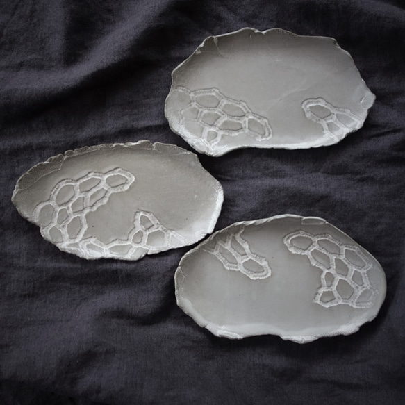 「石模様：レリーフプレートＭ・アンティークグレー」 デザート皿 フルーツ皿 アクセサリートレー 陶器 洋食器 ギフト 1枚目の画像