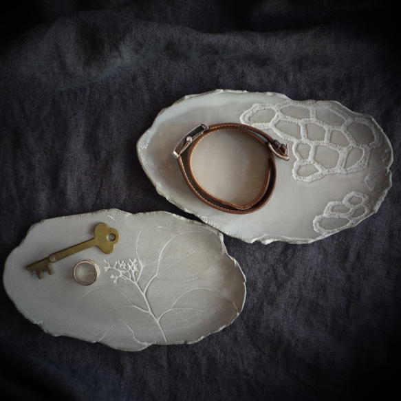 「石模様：レリーフプレートＭ・アンティークグレー」 デザート皿 フルーツ皿 アクセサリートレー 陶器 洋食器 ギフト 3枚目の画像