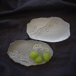 「石模様：レリーフプレートＭ・アンティークグレー」 デザート皿 フルーツ皿 アクセサリートレー 陶器 洋食器 ギフト 5枚目の画像