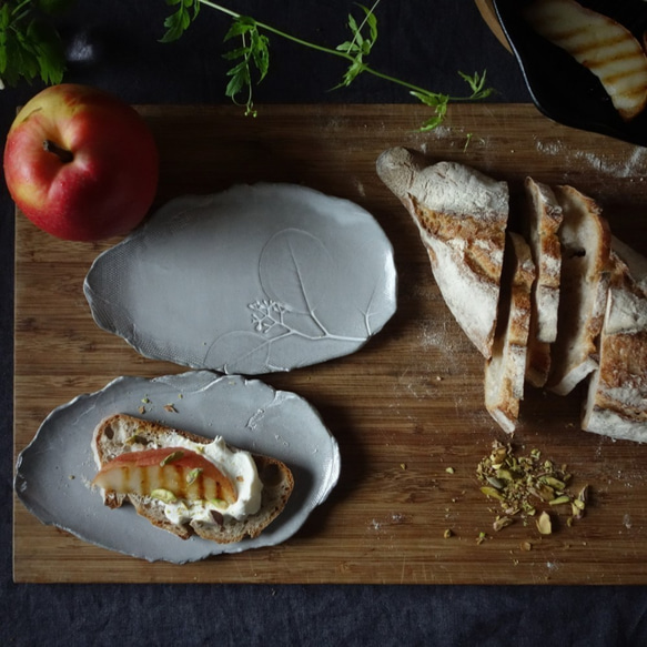 「石模様：レリーフプレートＭ・アンティークグレー」 デザート皿 フルーツ皿 アクセサリートレー 陶器 洋食器 ギフト 6枚目の画像