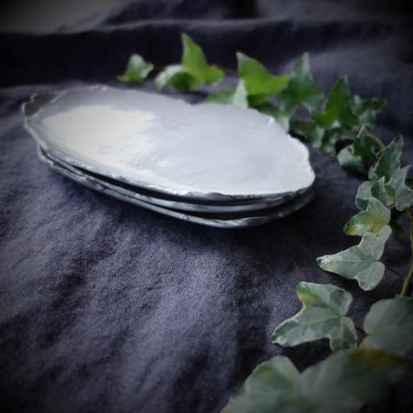「石模様：レリーフプレートＭ・アンティークグレー」 デザート皿 フルーツ皿 アクセサリートレー 陶器 洋食器 ギフト 9枚目の画像