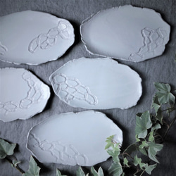 Junclay レリーフプレートＭ：石模様のホワイト デザート皿 フルーツ皿 アクセサリートレー 陶器 洋食器 ギフト 1枚目の画像