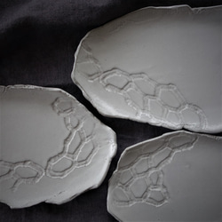 Junclay レリーフプレートＭ：石模様のホワイト デザート皿 フルーツ皿 アクセサリートレー 陶器 洋食器 ギフト 2枚目の画像