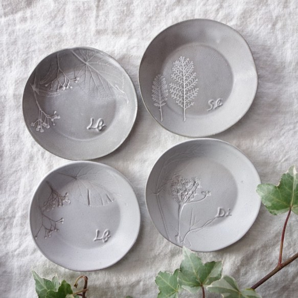 「選べるボタニカル・ラウンドＳ」豆皿 小皿　プチプレート ボタニカル 植物 陶器 陶磁器　ギフト　洋食器 3枚目の画像
