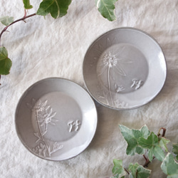 「フランネルフラワー・ラウンドＳ（２色）」豆皿 小皿　プチプレート ボタニカル 植物 陶器 陶磁器　ギフト　洋食器 3枚目の画像