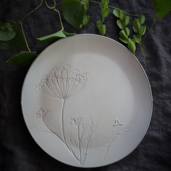 「ラウンドＬ・ディル」大皿 デザート皿 ボタニカルシリーズ 植物 陶器 陶磁器　ギフト　洋食器 1枚目の画像