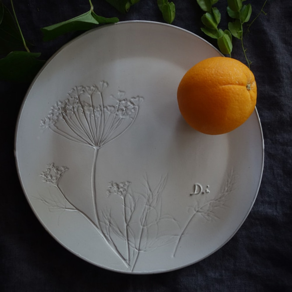 「ラウンドＬ・ディル」大皿 デザート皿 ボタニカルシリーズ 植物 陶器 陶磁器　ギフト　洋食器 2枚目の画像