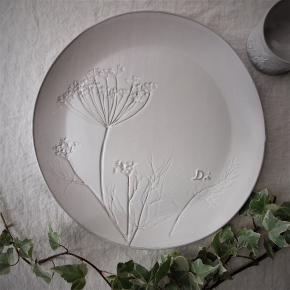 「ラウンドＬ・ディル」大皿 デザート皿 ボタニカルシリーズ 植物 陶器 陶磁器　ギフト　洋食器 3枚目の画像