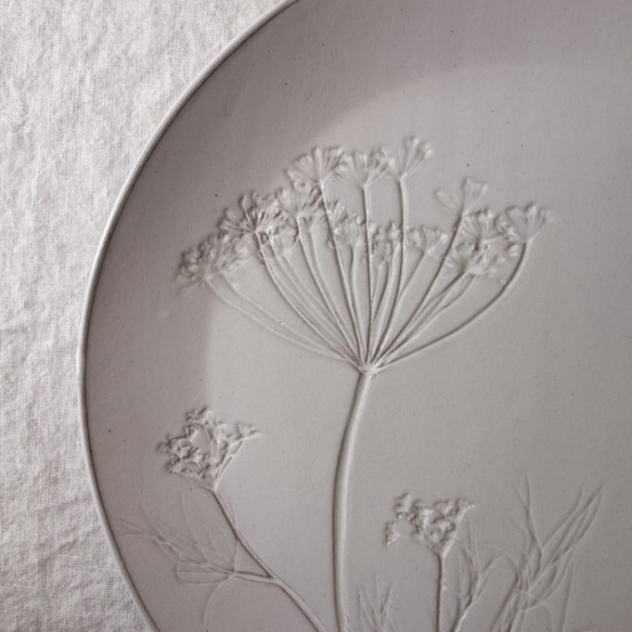 「ラウンドＬ・ディル」大皿 デザート皿 ボタニカルシリーズ 植物 陶器 陶磁器　ギフト　洋食器 4枚目の画像