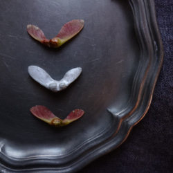 Junclay 植物ピアスのkaede一羽 イヤリング 陶器　陶ピアス　金属アレルギー対応　ボタニカル 3枚目の画像