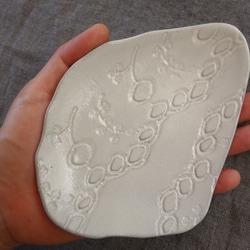 レースのデザート皿「ドロップ」　豆皿　ミニプレート 陶器 陶磁器 2枚目の画像