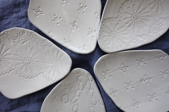 レースのデザート皿「クローバー」　豆皿　ミニプレート　 陶器 陶磁器 6枚目の画像