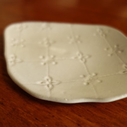 レースのデザート皿「クローバー」　豆皿　ミニプレート　 陶器 陶磁器 7枚目の画像