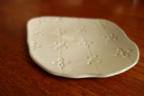 レースのデザート皿「クローバー」　豆皿　ミニプレート　 陶器 陶磁器 7枚目の画像