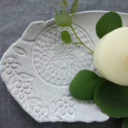 Junclay レリーフプレートＭ・ホワイト デザート皿 フルーツ皿 アクセサリートレー 陶器 陶磁器　ギフト　洋食器 5枚目の画像