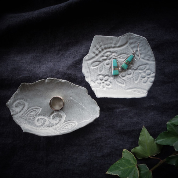 「２枚選べるレリーフプレートS・アンティークグレー」 豆皿 小皿 ミニプレート 陶器 陶磁器　ギフト　洋食器 6枚目の画像