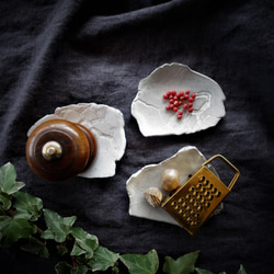 「２枚選べるレリーフプレートS・アンティークグレー」 豆皿 小皿 ミニプレート 陶器 陶磁器　ギフト　洋食器 7枚目の画像