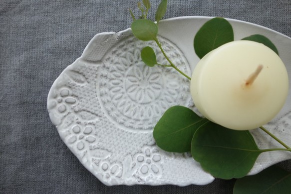 Junclay レリーフ皿Ｍ：花と円×ホワイト デザート皿 フルーツ皿 アクセサリートレー 陶器 陶磁器　洋食器 7枚目の画像