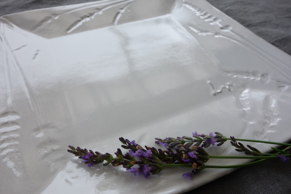 「スクエア・ラベンダー」 大皿 角皿 ボタニカルシリーズ 植物 陶器 陶磁器 デザート皿　ギフト　洋食器 4枚目の画像