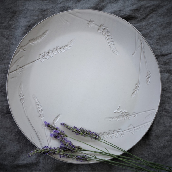 「ラウンドＬ・ラベンダー」 大皿 ボタニカルシリーズ 植物 陶器 陶磁器 デザート皿 ワンプレート　ギフト　洋食器 1枚目の画像