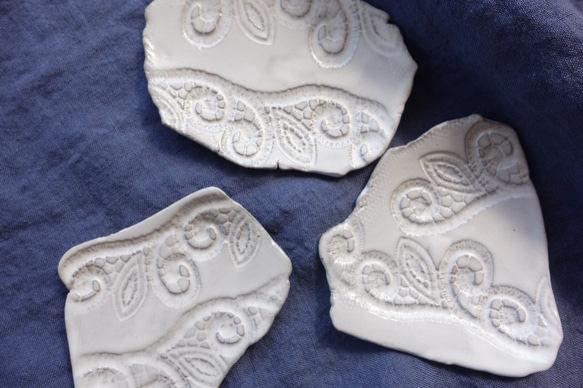 「THOHEN/陶片『ツタ模様』  アンティークホワイト・S」 豆皿 小皿 ミニプレート 陶器 陶磁器 2枚目の画像