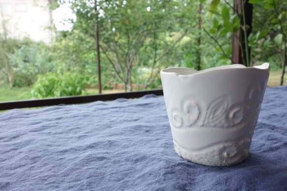 「THOHEN/陶片 カップ 『ツタ模様』 ホワイト」ティーカップ 陶器 陶磁器 1枚目の画像