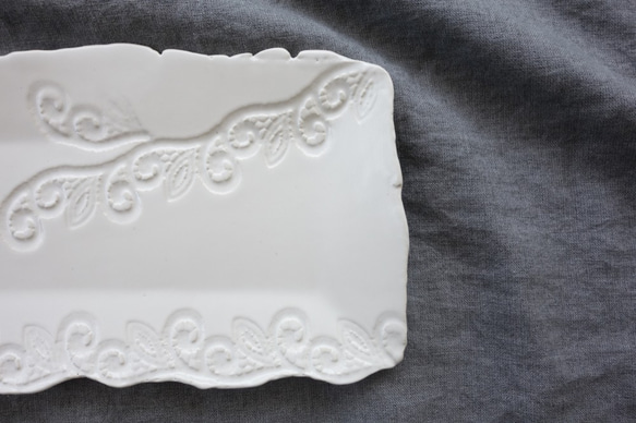 「THOHEN/陶片 『ツタ模様』オフホワイト・レクタングル」 中皿 長皿 デザート皿 陶器 陶磁器 2枚目の画像