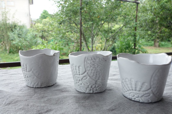 「THOHEN/陶片 カップ 『花と円模様』 アンティークホワイト」ティーカップ 陶器 陶磁器 1枚目の画像