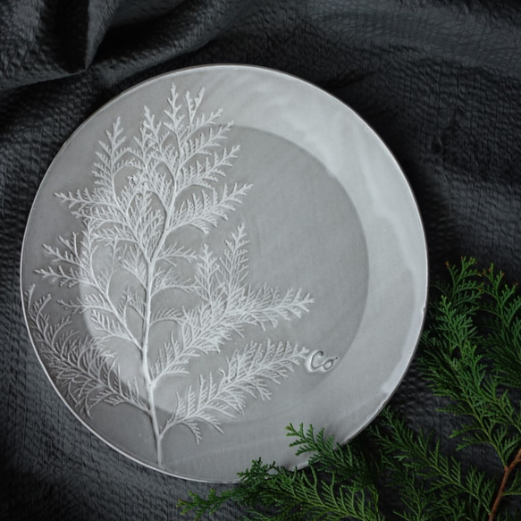 「ラウンドＬ・コニファー」大皿 デザート皿 ボタニカルシリーズ 植物 陶器 陶磁器　ギフト　洋食器 1枚目の画像