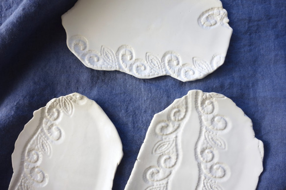 「THOHEN/陶片『ツタ模様』 オフホワイト・Ｍ」 中皿 小皿 デザート皿 アクセサリートレー 陶器 陶磁器 2枚目の画像