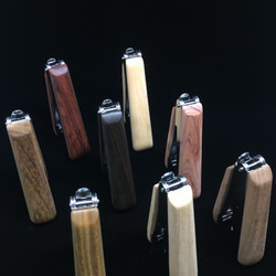 《梧藝生活Wood.Art.Life 》原木質感訂書機 使用八種原木採類手工製成。台灣扁柏。 第7張的照片