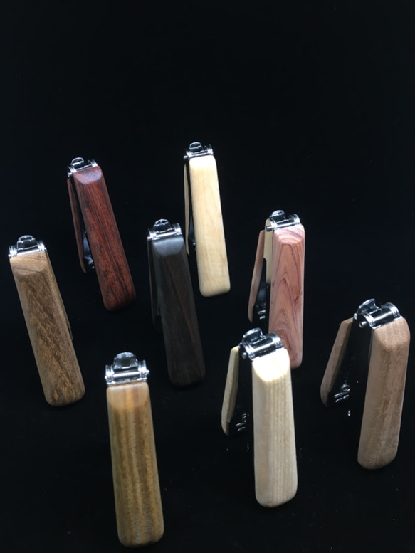 《梧藝生活Wood.Art.Life 》原木質感訂書機 使用八種原木採類手工製成。台灣扁柏。 第7張的照片