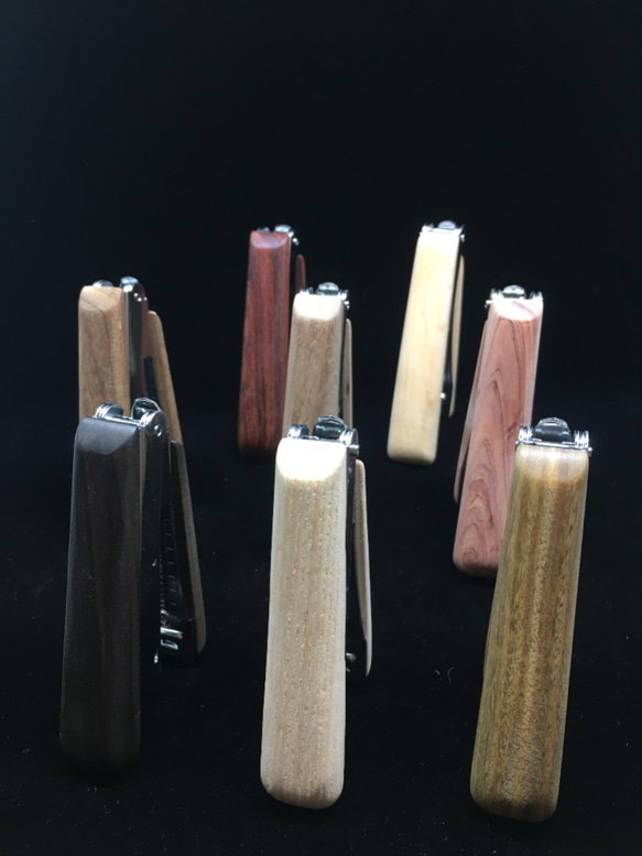 《梧藝生活Wood.Art.Life 》原木質感訂書機 使用八種原木採類手工製成。緬甸柚木。 第5張的照片