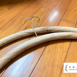 《梧藝生活 Wood.Art.Life》極簡質樸原木造型香樟木衣架 五支一組（防蟲、熏香） 第2張的照片