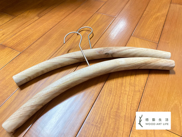 《梧藝生活 Wood.Art.Life》極簡質樸原木造型香樟木衣架 五支一組（防蟲、熏香） 第2張的照片