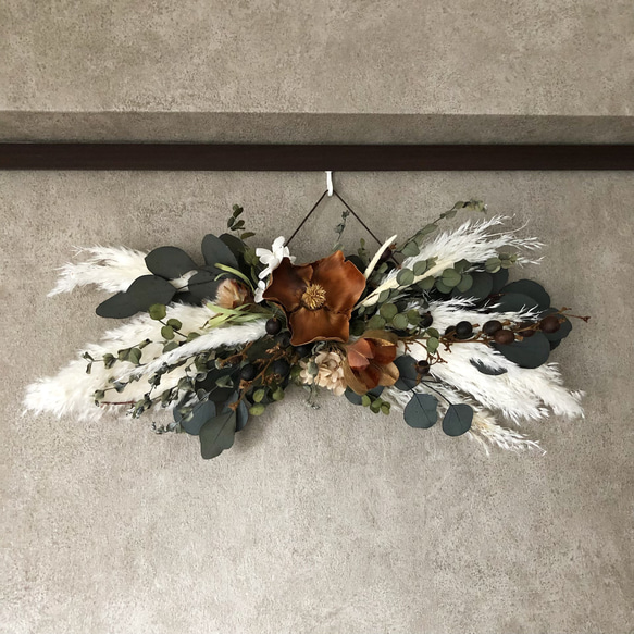 ブラウンココフラワーのドライフラワースワッグ／ふわふわの横長壁掛け  