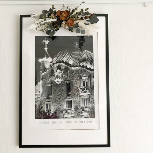 ブラウンココフラワーのドライフラワースワッグ／ふわふわの横長壁掛け  