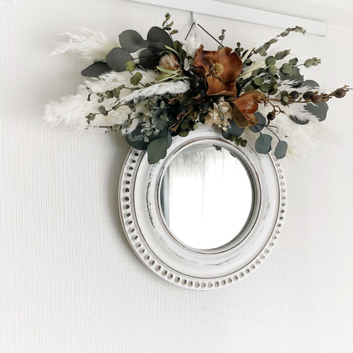 ブラウンココフラワーのドライフラワースワッグ／ふわふわの横長壁掛け  